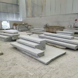 运城 整石台阶（大面火烧+侧面自然面），出货前厂内拼装