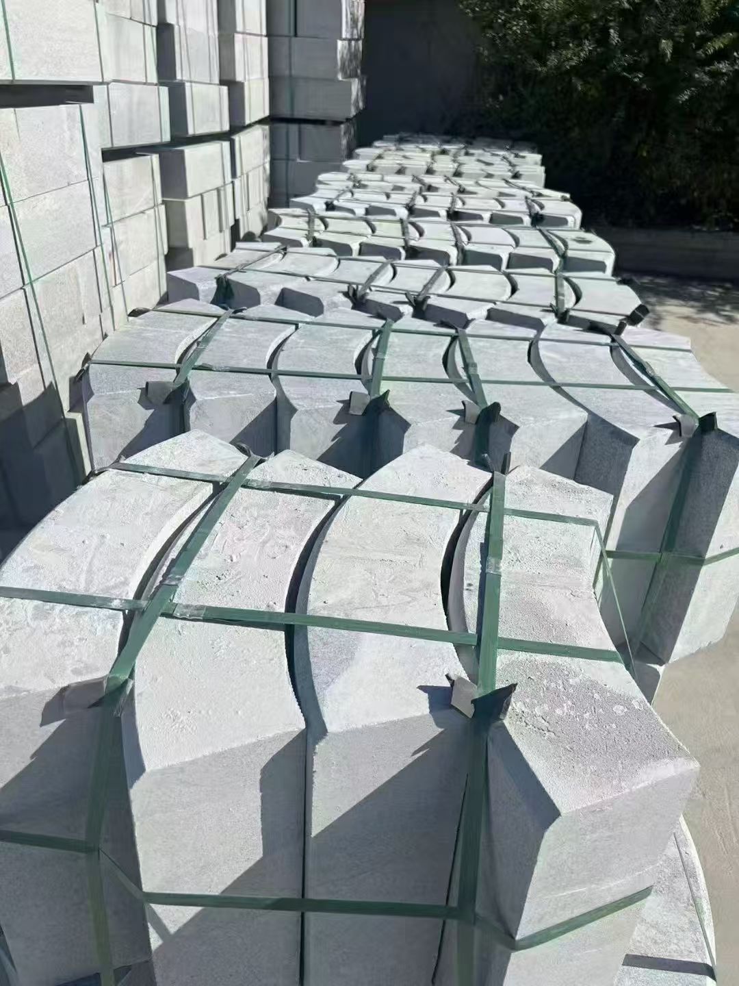 运城 芝麻灰弧形路沿石