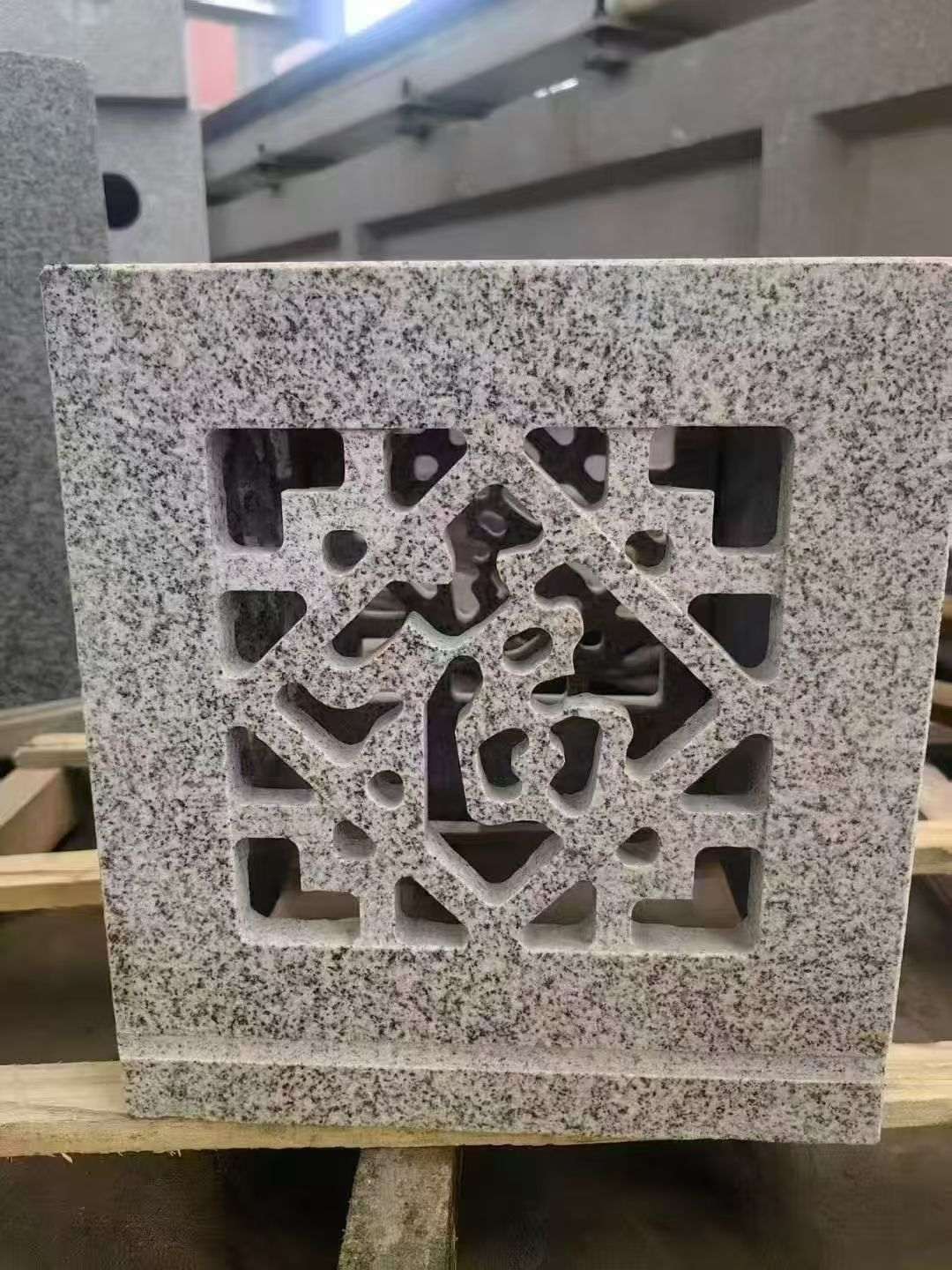 运城 芝麻白花岗岩镂空雕花灯笼